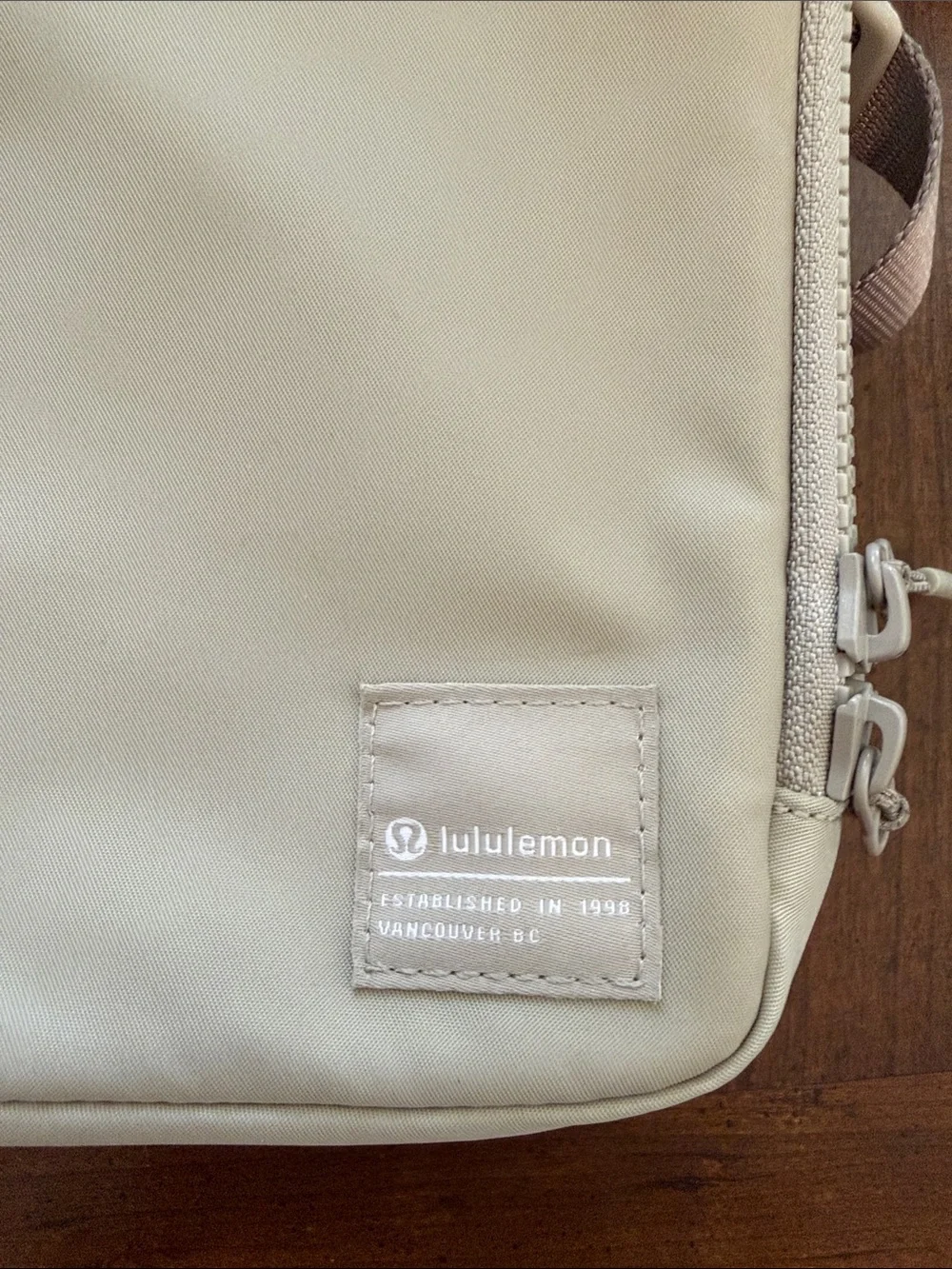 lululemon athletica light green crossbody messenger bag